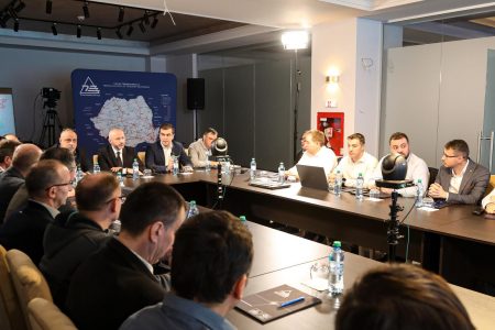 Transelectrica dă startul construcției a două linii electrice aeriene de 400 kV care închid magistrala de energie electrică din nordul țării și consolidează interconexiunea României cu Republica Moldova - poza 1