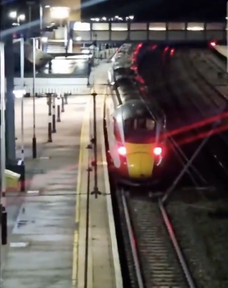 Atac sângeros, într-un tren din Marea Britanie/ Poliţia britanică a arestat doi suspecţi după atacurile soldate cu nouă răniţi - poza 1