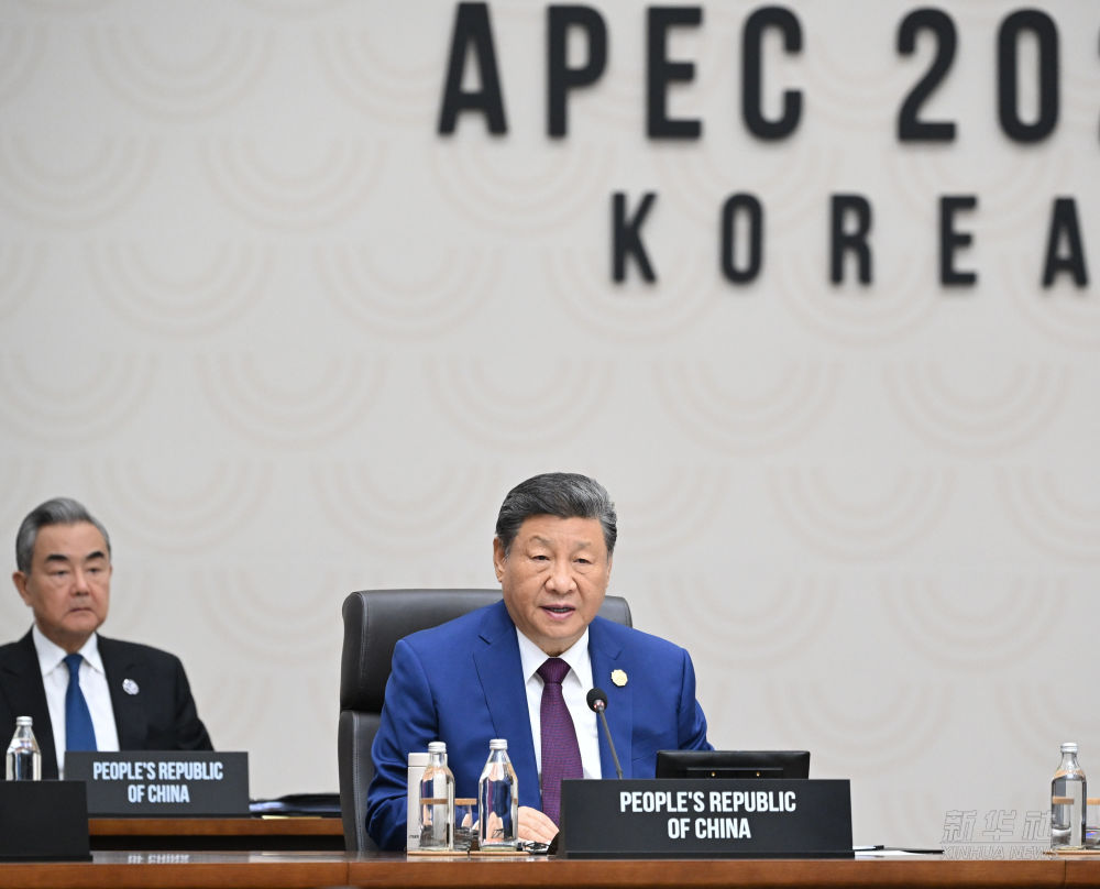 Xi, președintele Chinei, promovează în cadrul APEC crearea unui organism global pentru IA, deşi SUA au respins eforturile de reglementare a IA în cadrul organismelor internaționale
 - poza 1