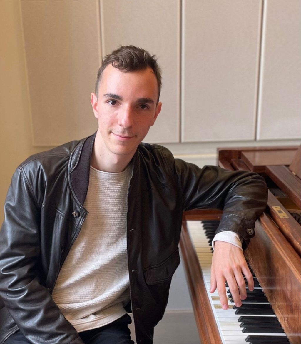   Compozitorul David Balica: “România m-a ajutat să îmi găsesc propria voce. Generația noastră are puterea de a transforma peisajul artistic și social din țara noastră într-un loc deschis, inovativ și promițător”
 - poza 1