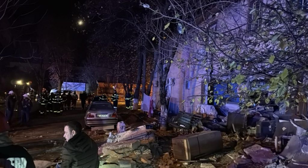 Explozie într-un apartament din Buftea/Patru victime identificate; una se află în stop cardiac
 - poza 1