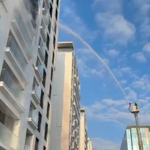 Incendiu la un bloc de apartamente – 152 de persoane evacuate și autoevacuate, în total 17 persoane au fost transportate la spital; Surse: Este vorba de un bloc al One Cotroceni – video - poza 1