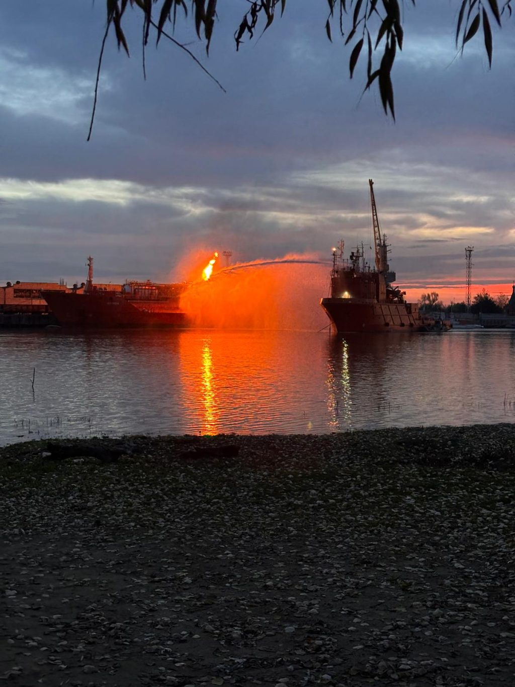 ISU: În acest moment, la bordul navei de transport GPL se observă un focar activ pentru care autoritățile ucrainene intervin; incetează ordinul de evacuare a populației din satul Ceatalchioi
 - poza 1