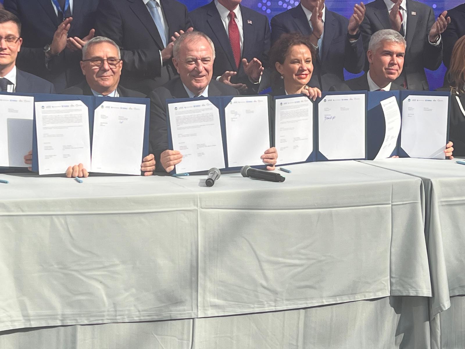 Operatorii sistemelor de transport gaze din Grecia, Bulgaria, România, Republica Moldova și Ucraina semnează o scrisoare comună prin care solicită aprobarea autorităților de reglementare pentru produsele de capacitate Ruta 2 și Ruta 3
- poza 2