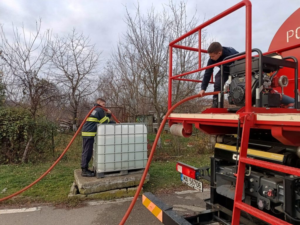 Va fi scoasă apă potabilă din rezervele de stat, pentru localitățile afectate din judeţele Prahova şi Dâmboviţa (CNSU)
 - poza 1