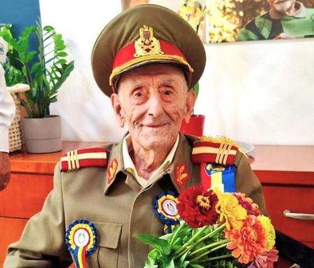 Veteran de război, decorat de președintele Nicușor Dan cu Ordinul ‘Virtutea Militară’ în grad de Cavaler; În acest an, aceasta este singura decorație conferită cu prilejul zilei de 1 Decembrie - poza 1