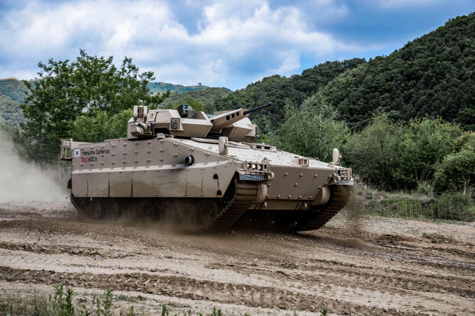 Jae-Il Son, CEO Hanwha Aerospace: Angajamentul nostru este să atingem până la 80% producție locală pentru programul de achiziționare de vehicule de luptă pentru infanterie
- poza 2