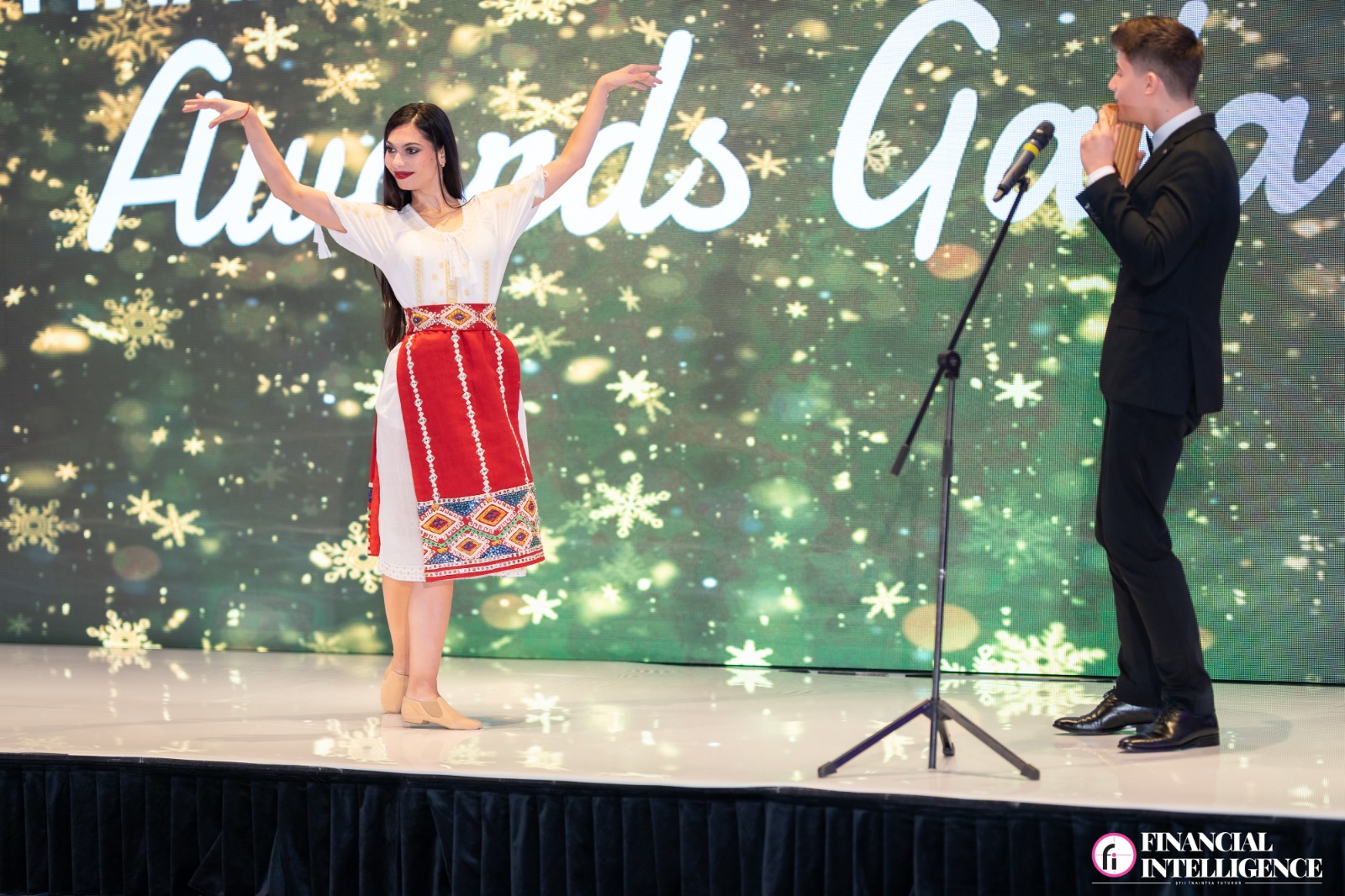 Cristian Ciaușu, câștigătorul “Românii au talent”, a deschis Gala Financial Intelligence 2025; Mihail Bădiceanu și Georgiana Filip au adus poezie prin dans (VIDEO)
- poza 6