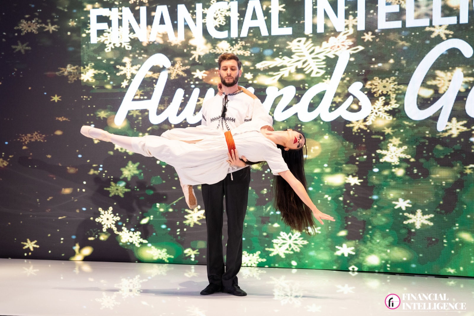 Cristian Ciaușu, câștigătorul “Românii au talent”, a deschis Gala Financial Intelligence 2025; Mihail Bădiceanu și Georgiana Filip au adus poezie prin dans (VIDEO)
- poza 3