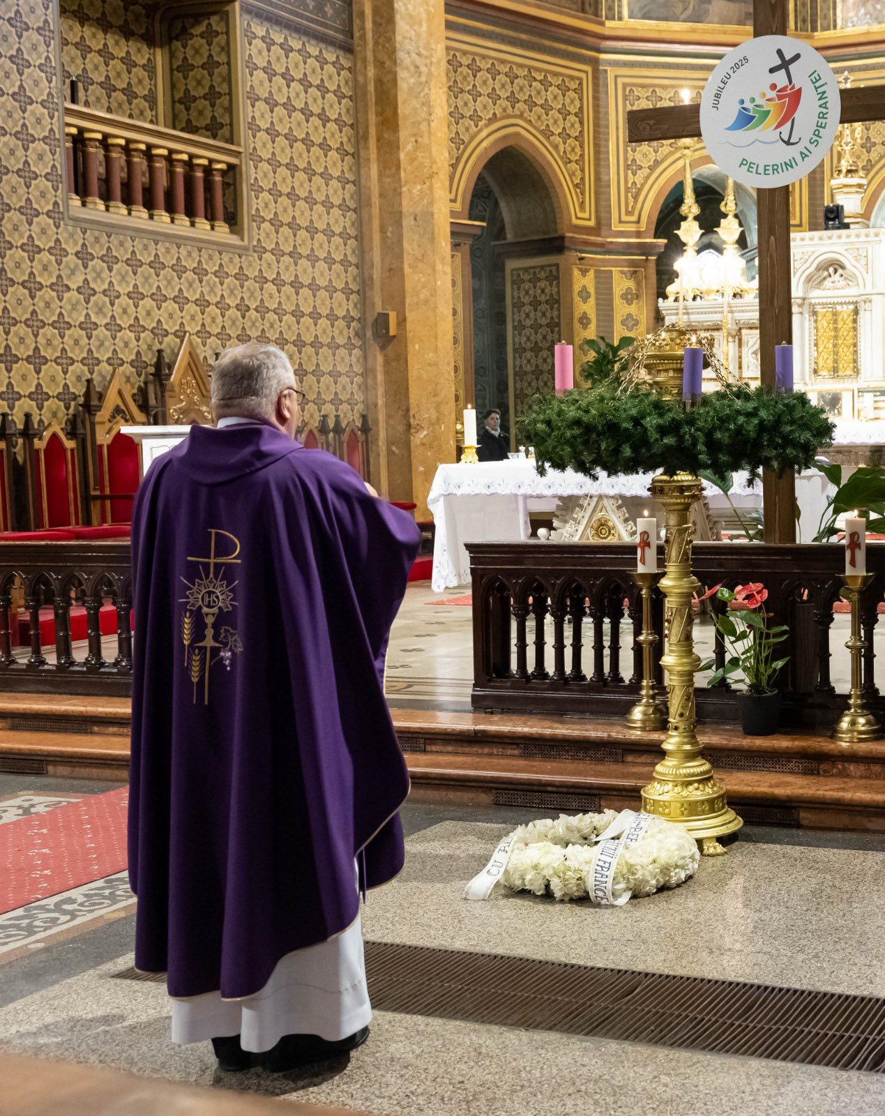 Ceremonie la catedrala Sf Iosif, urmată de depunerea de coroane la monumentul generalului Berthelot, pentru a exprima recunoștința poporului român față de acest om cu suflet mare
 - poza 4