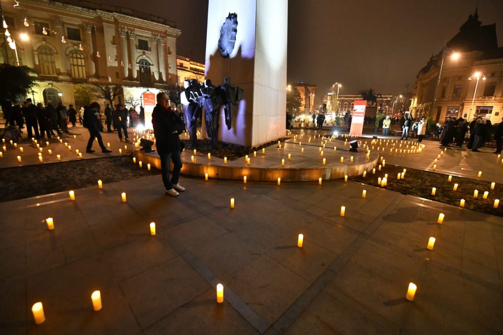 36 de ani de la Revoluție/ Eveniment comemorativ &icirc;n Capitală; bucureștenii au aprins candele și au ținut un moment de reculegere
 - poza 1