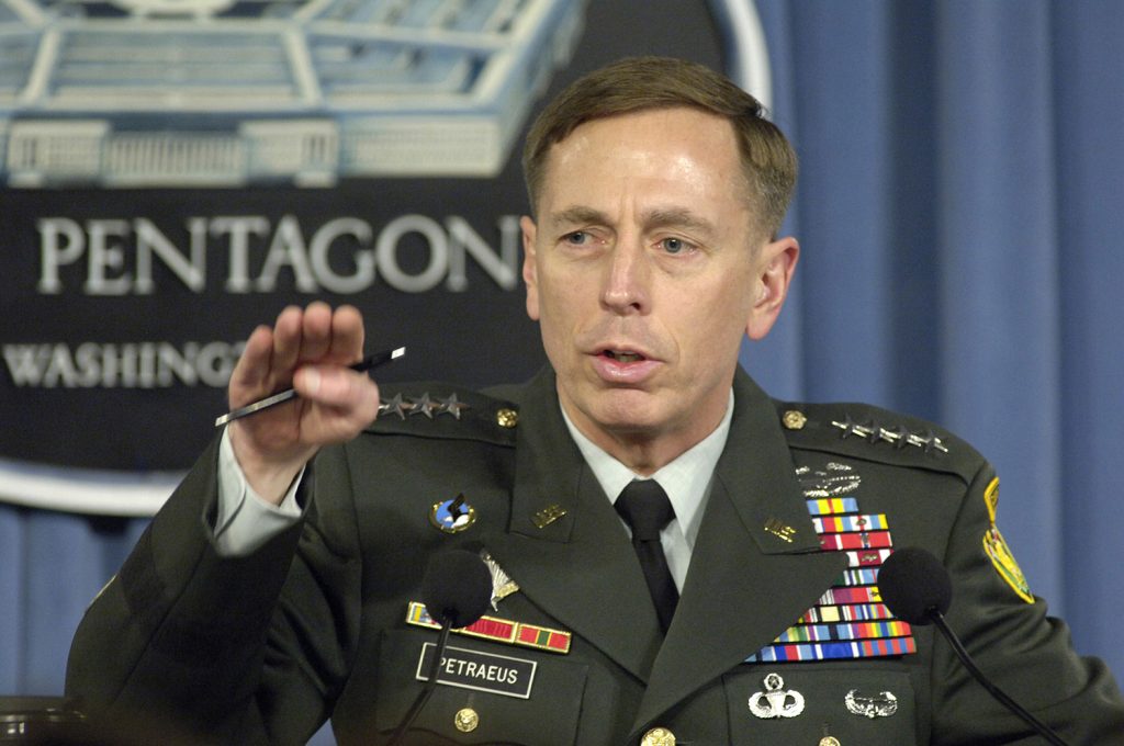Trump a speriat Europa cu strategia sa de securitate națională. Nu este un lucru rău, spune Gen. David Petraeus, fostul șef al CIA (CNBC)
 - poza 1