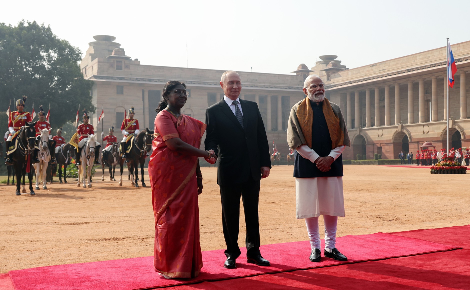 Putin afirmă că Rusia este pregătită să furnizeze combustibil „fără întrerupere” către India; Putin: “SUA încă cumpără combustibil nuclear de la Rusia pentru propriile centrale nucleare, de ce India nu ar trebui să aibă același privilegiu?”
 - poza 2