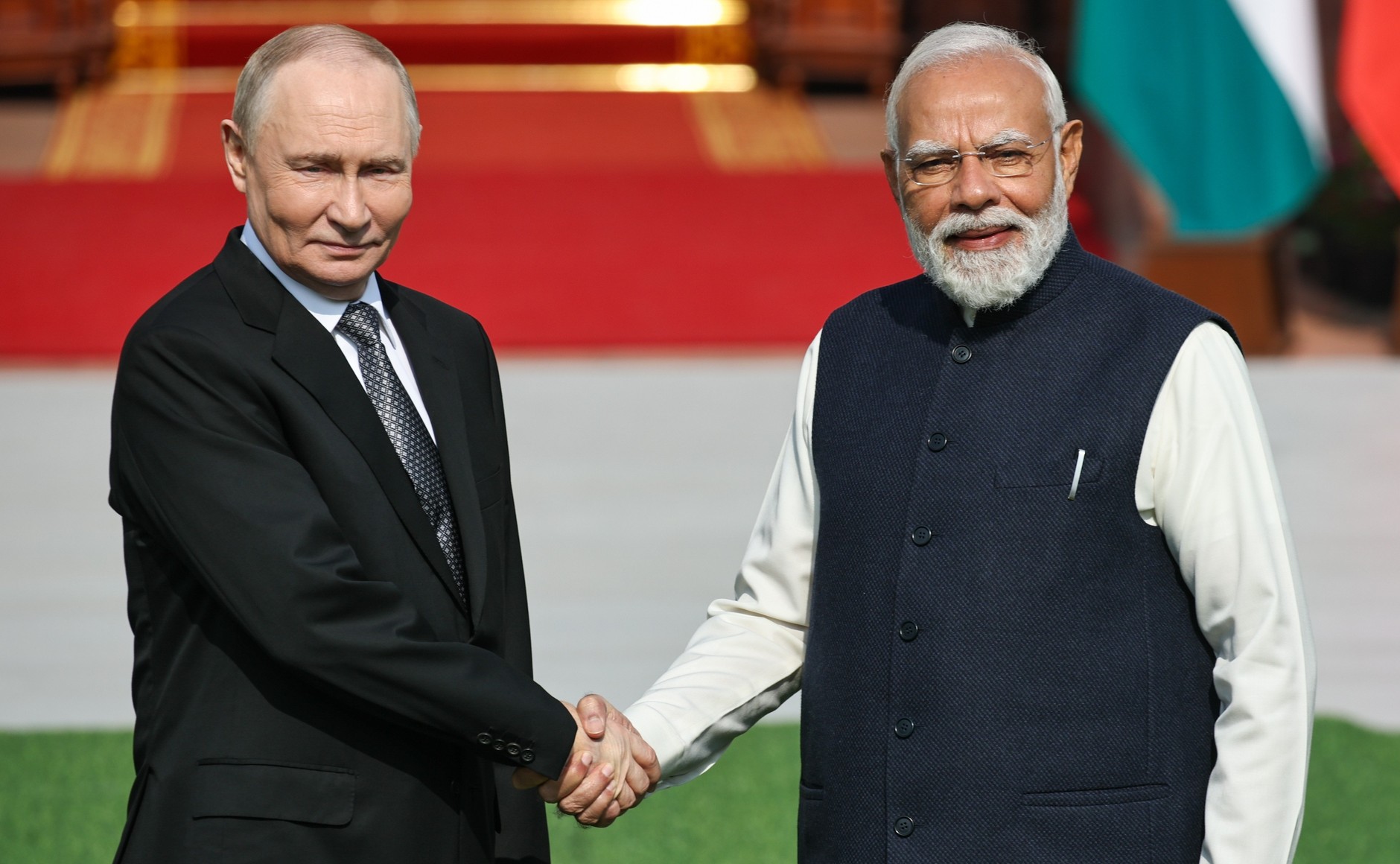 Putin afirmă că Rusia este pregătită să furnizeze combustibil „fără întrerupere” către India; Putin: “SUA încă cumpără combustibil nuclear de la Rusia pentru propriile centrale nucleare, de ce India nu ar trebui să aibă același privilegiu?”
 - poza 3