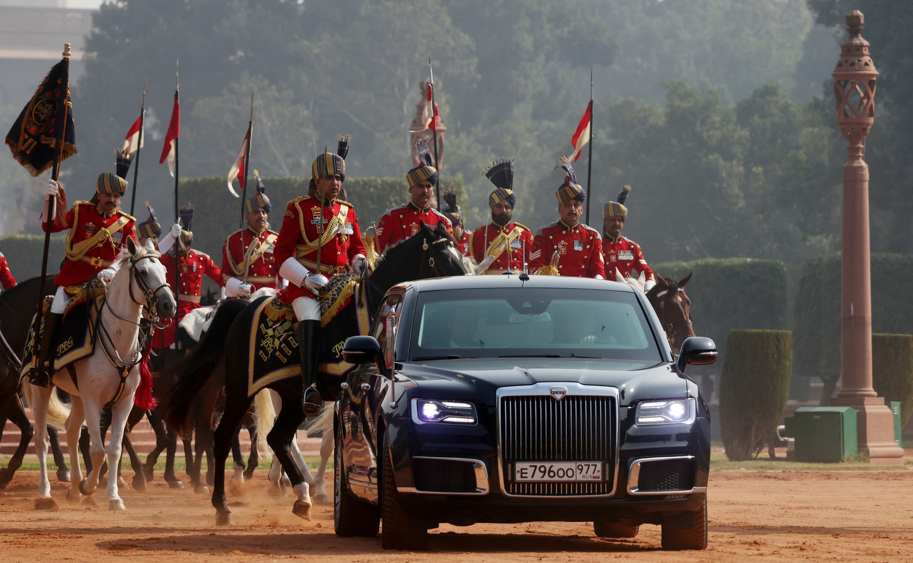 Putin afirmă că Rusia este pregătită să furnizeze combustibil „fără întrerupere” către India; Putin: “SUA încă cumpără combustibil nuclear de la Rusia pentru propriile centrale nucleare, de ce India nu ar trebui să aibă același privilegiu?”
- poza 6