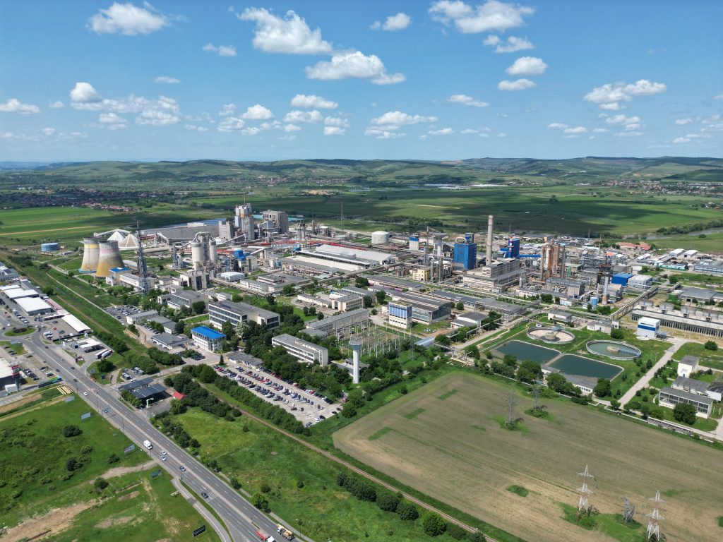 Azomureș anunță măsuri care afectează peste 2.500 de locuri de muncă, din cauza incertitudinii prelungite privind aprovizionarea cu gaze și a blocajului &icirc;n procesul de achiziție condus de stat; 600 de angajați vor fi plasați &icirc;n șomaj tehnic
 - poza 1