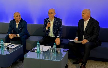 FAN Courier a încheiat anul 2025 cu afaceri de 1,546 miliarde lei, în creștere cu aproximativ 11%; Provocările anului 2026: scăderea consumului și creșterea costurilor, într-un context economic incert; Adrian Mihai: Petrecerea s-a cam terminat și antreprenorul român este cel care va plăti oalele sparte - poza 1