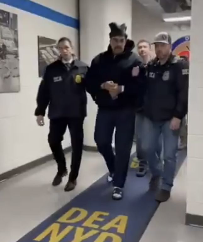 Maduro, &icirc;n cătușe, este escortat de agenți americani  &ndash; video
 - poza 1