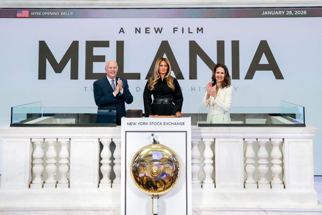 Melania Trump a sunat clopoțelul de deschidere al NYSE, plas&acirc;nd promovarea documentarului său &icirc;n centrul lumii afacerilor
 - poza 1