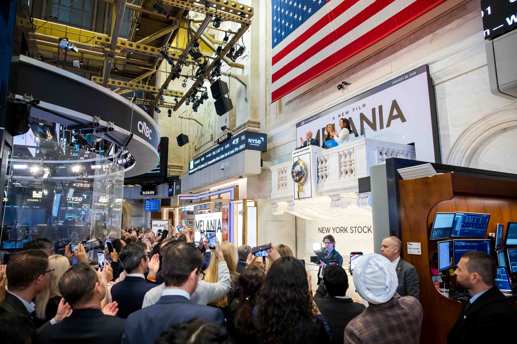 Melania Trump sună clopoțelul de deschidere <br />Astăzi, miercuri, 28 ianuarie 2026, Bursa de Valori din New York o întâmpină pe Melania Trump, Prima Doamnă a Statelor Unite, pe podium pentru a sărbători lansarea noului său film MELANIA, care va rula în cinematografele din întreaga lume începând de vineri, 30 ianuarie. Pentru a onora acest eveniment, ea sună clopoțelul de deschidere® alături de Lynn Martin, președinta NYSE Group.(surse foto NYSE)