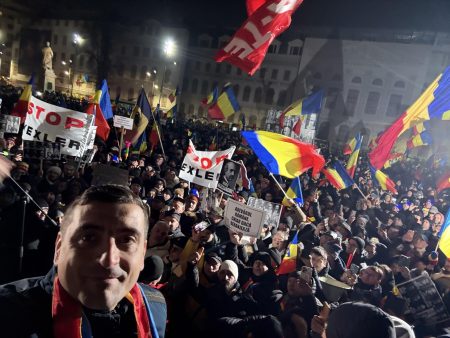 Protest faţă de Guvern, organizat de AUR/ Participanţii, care au pornit în marş spre Piaţa Victoriei, scandează ”Călin Georgescu preşedinte!” - poza 1