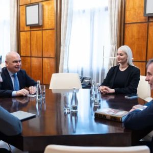 Pasageri Wizz Air, dați jos din avion cu poliția, după ce aeronava a fost schimbată cu una mai mică; Pasagerii: “De ce nu vine Protecția Consumatorului”? (Antena 3); Premierul Ilie Bolojan s-a întâlnit cu  o delegație Wizz Air; Bolojan: Personalul ANPC „poate fi redus fără niciun fel de probleme”; ACTUALIZARE Poziția companiei - poza 1