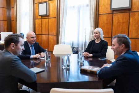 Pasageri Wizz Air, dați jos din avion cu poliția, după ce aeronava a fost schimbată cu una mai mică; Pasagerii: “De ce nu vine Protecția Consumatorului”? (Antena 3); Premierul Ilie Bolojan s-a întâlnit cu  o delegație Wizz Air; Bolojan: Personalul ANPC „poate fi redus fără niciun fel de probleme” - poza 1