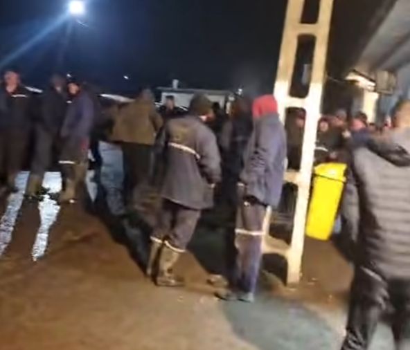 Protest spontan la Cariera Roșia &ndash; minerii au refuzat să intre &icirc;n schimbul III
 - poza 1