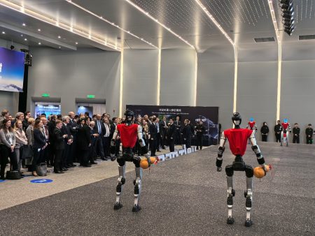 Cancelarul german Friedrich Merz vizitează Unitree Robotics în Hangzhou, urmărind Wubot și luptele între roboți - poza 1