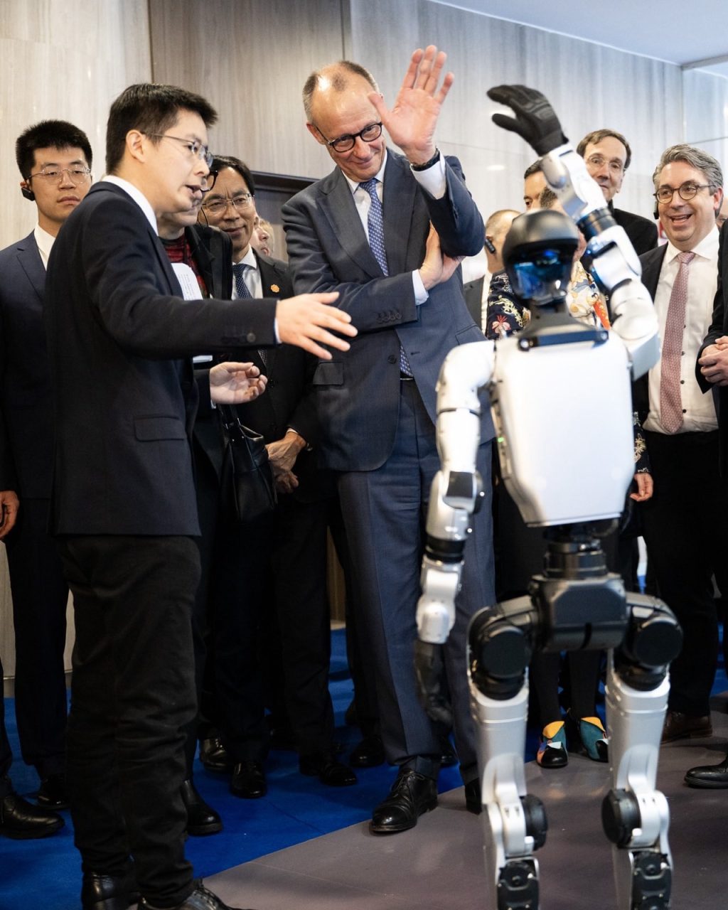 Cancelarul german Friedrich Merz vizitează Unitree Robotics &icirc;n Hangzhou, urmărind Wubot și luptele &icirc;ntre roboți
 - poza 1