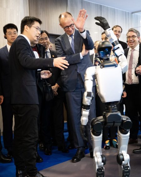 Cancelarul german Friedrich Merz vizitează Unitree Robotics în Hangzhou, urmărind Wubot și luptele între roboți - poza 1