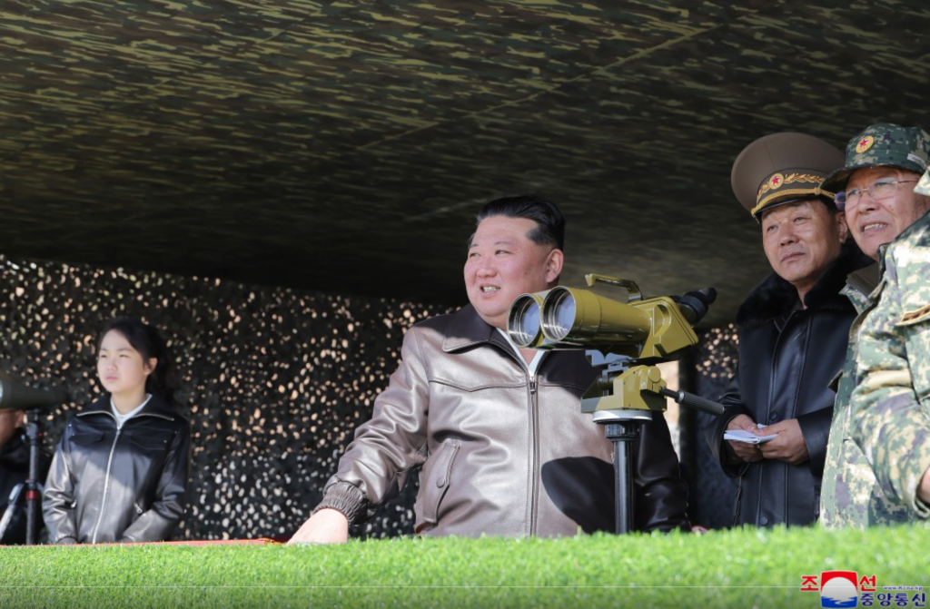 Coreea de Nord: Kim supervizează exerciţii cu un nou tanc de luptă
 - poza 1