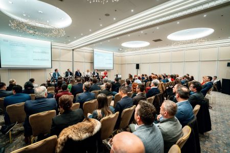 România are șansa de a deveni hubul energetic al Europei de Sud‑Est, însă are nevoie urgentă de investiții în rețele, stabilitate legislativă și accelerarea autorizărilor (AHK România) - poza 1