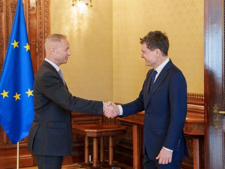 Nicuşor Dan, discuţii cu Alfred Stern, preşedintele OMV Petrom, despre preţurile la combustibili şi securitatea aprovizionării: Am convenit că va exista o cooperare strânsă cu Guvernul, pentru ca România să depăşească cu bine această perioadă - poza 1