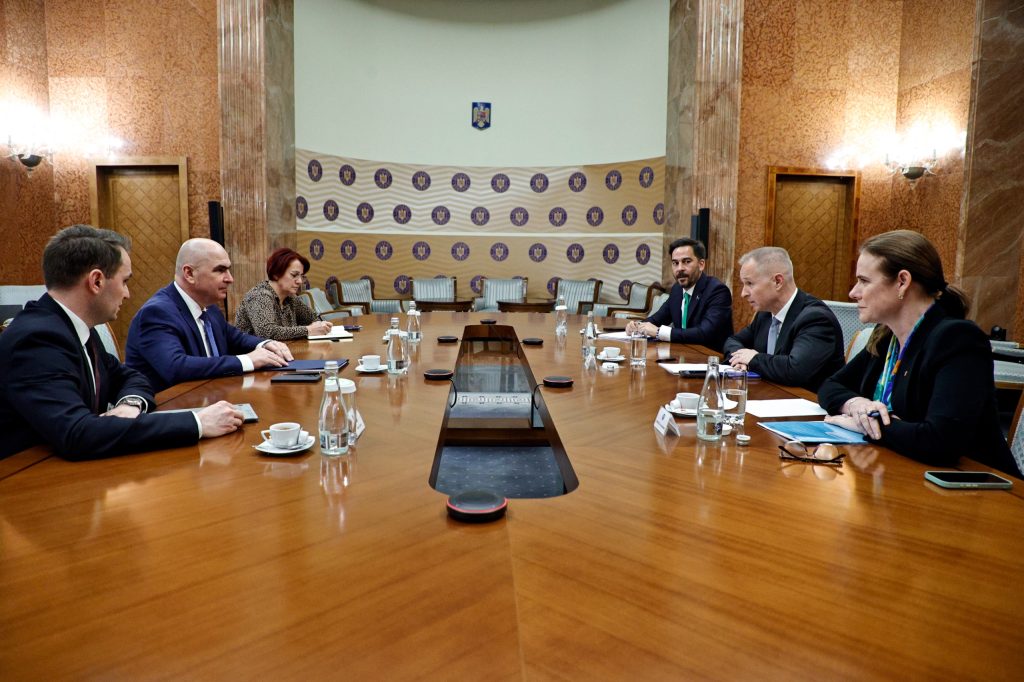 Premierul Ilie Bolojan, &icirc;ntrevedere cu reprezentantii companiei OMV: Guvernul analizează toate scenariile &icirc;n funcție de evoluția situației și a punctat rolul Petrom ca ancoră pe piața carburanților din Rom&acirc;nia
 - poza 1