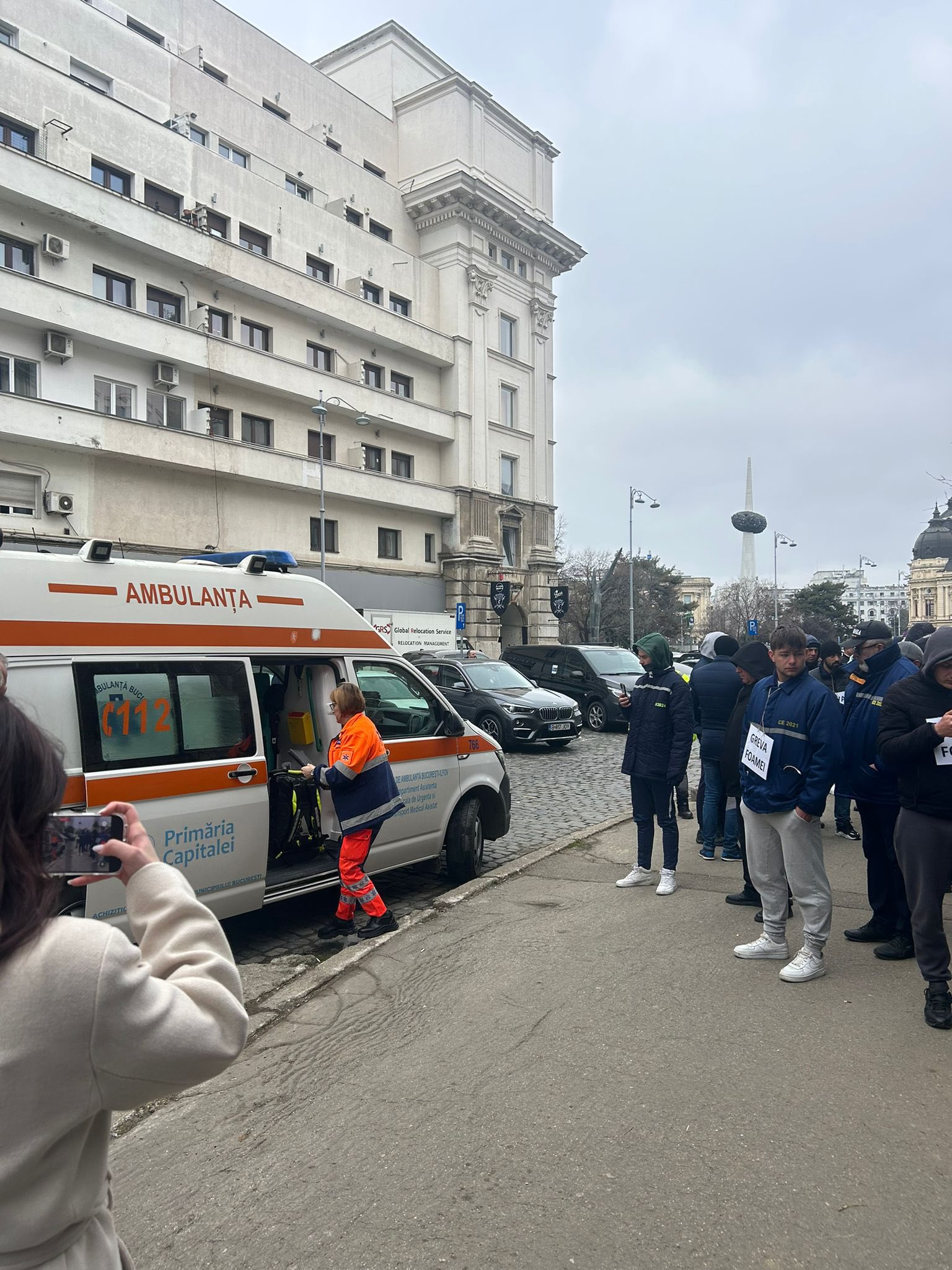 Mineri &icirc;n greva foamei &icirc;n fața Ministerului Energiei, de trei zile; Sindicatul Liber EMC Roșia: Peste 60 de oameni stau &icirc;n frig și foame pentru dreptul lor la muncă și la o viață demnă
 - poza 2