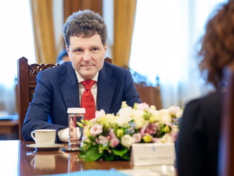 Nicușor Dan, despre tăierea burselor sociale ale elevilor: Pentru moment s-a renunțat la inițiativă. Tot timpul e dificil să iei o decizie, când ai de împărțit niște bani care, dacă ar fi cu 20-30% mai mult, ai avea ce să faci cu ei