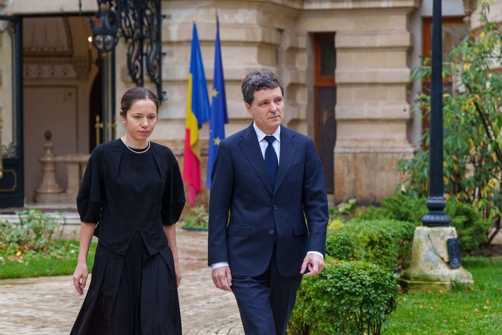 Prima doamnă a Rom&acirc;niei merge &icirc;n Statele Unite la un eveniment organizat la iniţiativa Melaniei Trump
 - poza 1