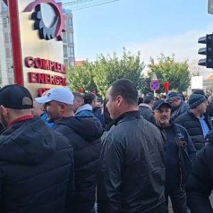 Protest la Complexul Energetic Oltenia (CEO)  – aproximativ 1.500 de mineri și energeticieni vor rămâne fără un loc de muncă; CEO anunţă o analiză de personal, în zonele în care activitatea se restrânge - poza 1