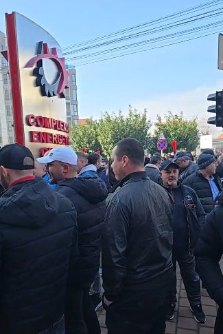 Protest la Complexul Energetic Oltenia (CEO)  – aproximativ 1.500 de mineri și energeticieni vor rămâne fără un loc de muncă; CEO anunţă o analiză de personal, în zonele în care activitatea se restrânge - poza 1