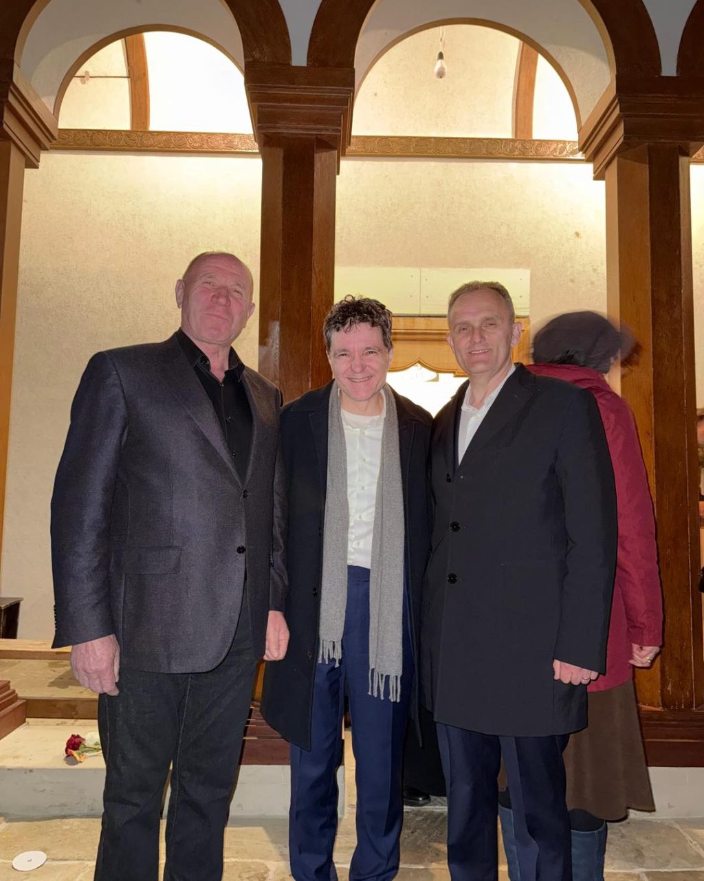 Preşedintele Nicuşor Dan, la Mănăstirea Cornu. Fotografii alături de preşedintele Consiliului Judeţean Prahova şi de primarul localităţii, ambii membri PSD
 - poza 1