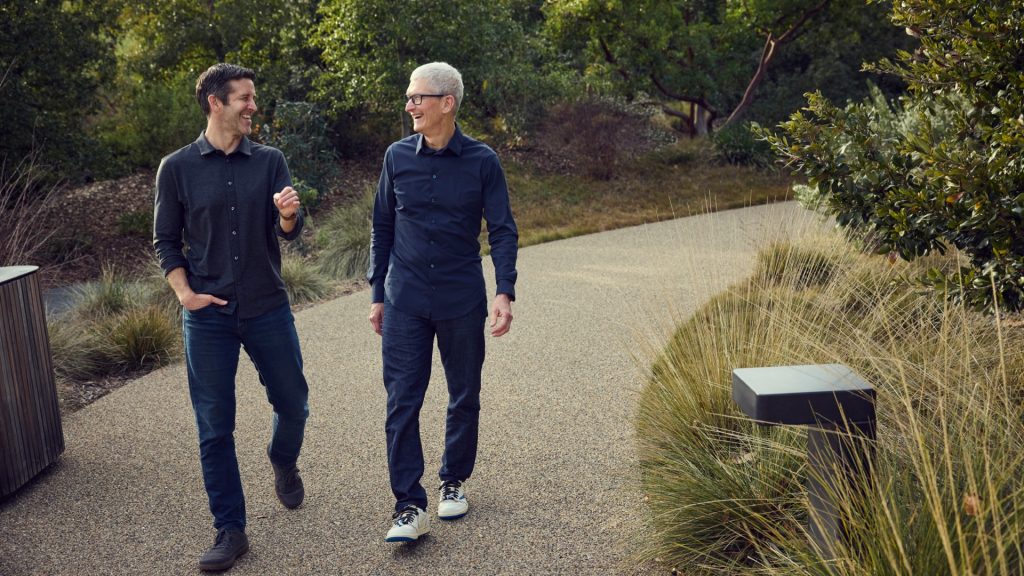 Apple &icirc;l numește pe John Ternus &icirc;n funcția de CEO, &icirc;n locul lui Tim Cook, care va deveni președinte
 - poza 1