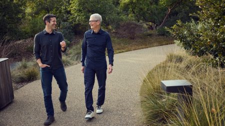 Apple îl numește pe John Ternus în funcția de CEO, în locul lui Tim Cook, care va deveni președinte - poza 1