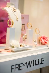 Dr. Friedrich Wille, prezent la București, la lansarea colecției FREYWILLE Hommage a Alphonse Mucha – “Mucha Paris Pastel”, cu ocazia aniversării a 75 de ani de la înființare
- poza 8