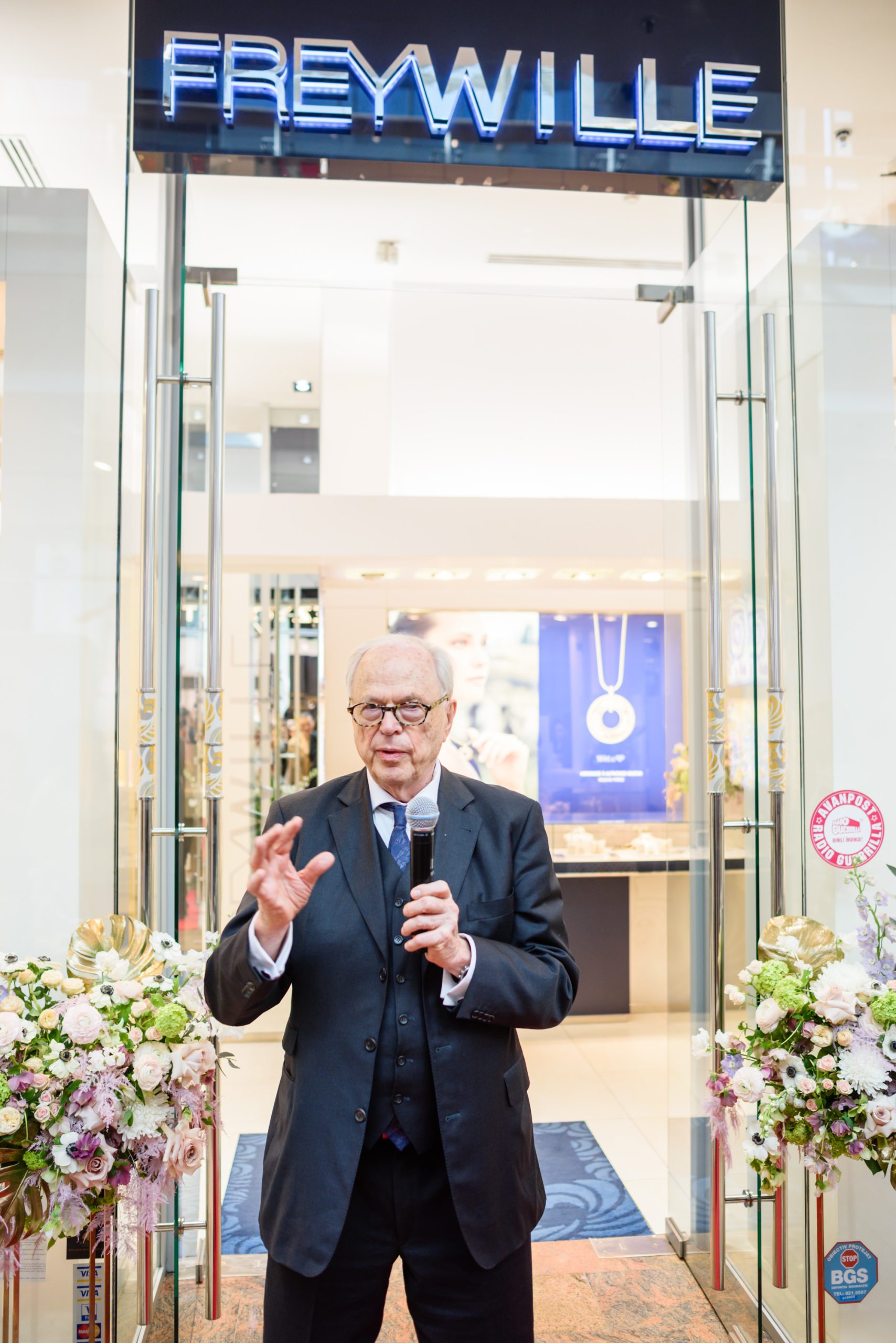 Dr. Friedrich Wille, prezent la București, la lansarea colecției FREYWILLE Hommage a Alphonse Mucha – “Mucha Paris Pastel”, cu ocazia aniversării a 75 de ani de la înființare
- poza 2