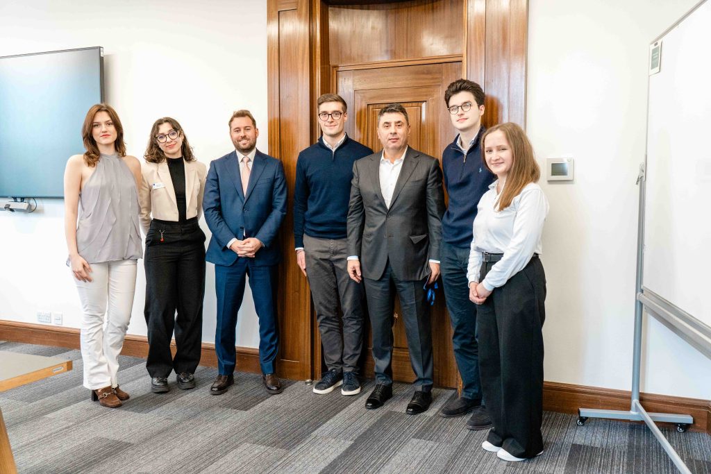 E-INFRA continuă programul de burse &icirc;n parteneriat cu London Business School și alocă 500.000 de euro pentru formarea viitorilor lideri rom&acirc;ni
 - poza 1