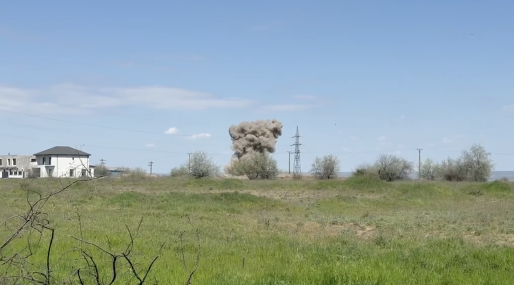 Dronă prăbușită la Galați/ Detonarea controlată a &icirc;ncărcăturii a fost realizată &icirc;n condiții de siguranță &ndash; VIDEO (IGSU)
 - poza 1