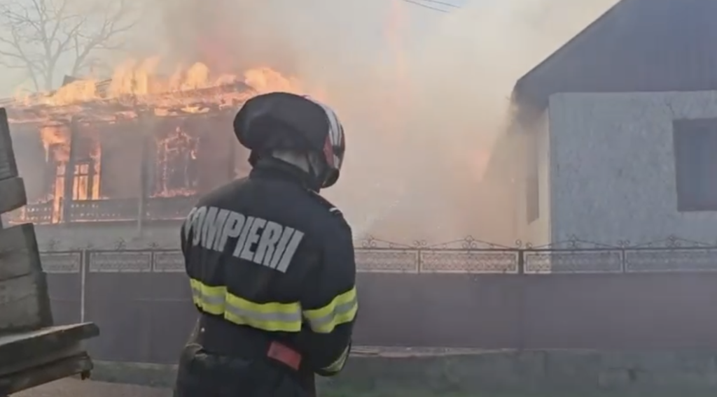 Incendiul din Soveja &ndash; &icirc;n zona afectată sunt peste 85 de locuințe asigurate facultativ (UNSAR)
 - poza 1