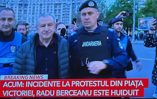 Radu Berceanu, alungat de la manifestaţia pro-Bolojan din Piaţa Victoriei
 - poza 1