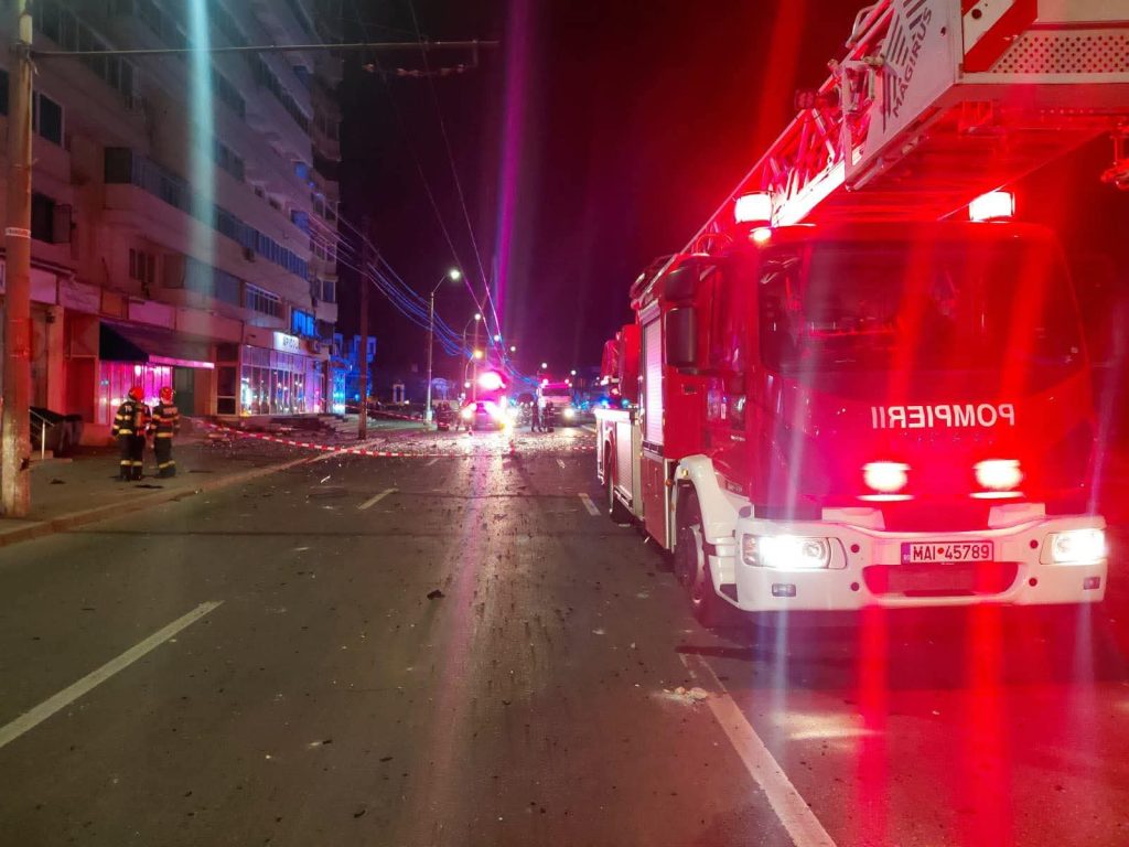 Dronă prăbuşită &icirc;n Galaţi &ndash; Un deputat povesteşte că drona a lovit casa liftului, a ajuns pe acoperiş şi a explodat / Geamuri sparte şi bucăţi din dronă &icirc;mprăştiate pe jos / Un memento dureros că pacea şi siguranţa nu vin de la sine
 - poza 1